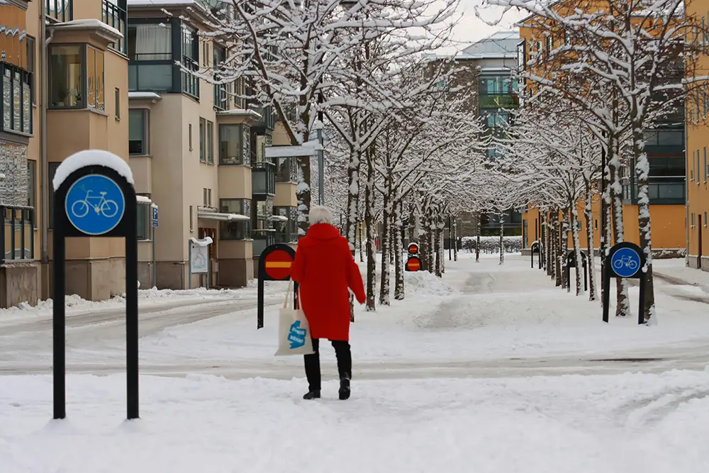kvinna går i snöllandskap